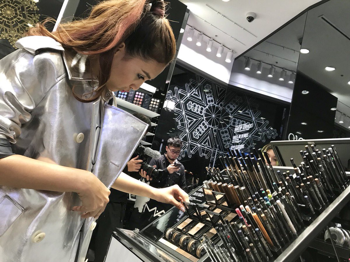 Beverly_avex's tweet photo. 「Mac Holiday 2017Snow Ball」がたのしかった!💙💙
Macのあたらしいコレクションがとてもかっこいい!もうつかいたい! 😍
ビバリー🦄
#MACSnowBall #MACHoliday #MACCosmeticsJapan #MAComotesando https://t.co/CIYNateTX9