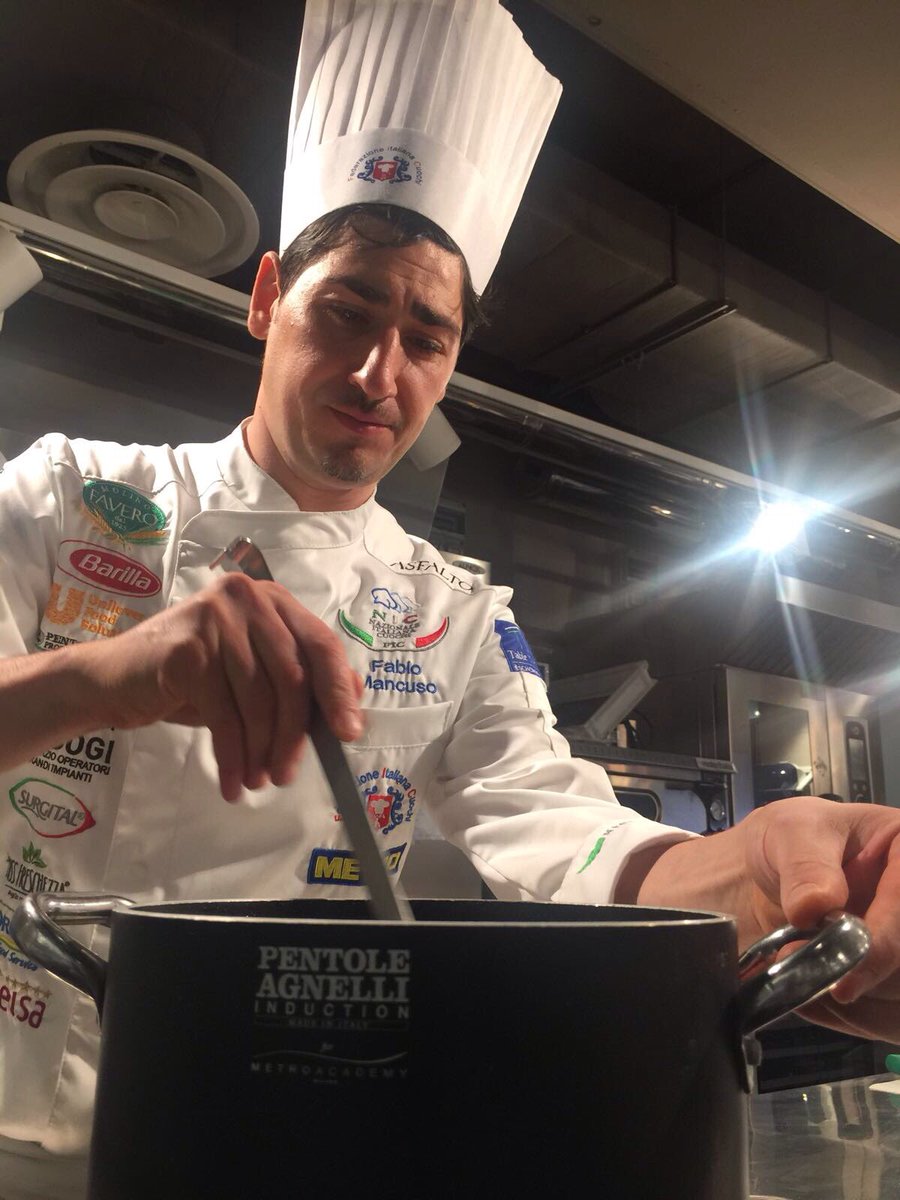 NicNazionale's tweet photo. A @metroacademy Milano la #NazionaleItalianaCuochi si prepara per la #CulinaryWorldCup 2018.
Oggi si testa il menù caldo. https://t.co/kxWqhPg90E