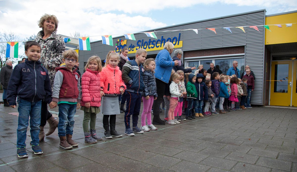 Terp_10's tweet photo. Voor de herfstvakantie heropende wethouder Nel Haarsma de fraaie Slotschool in St Annaparochie. Wij verzorgden n reportage in woord en beeld https://t.co/qo3NszTPrt