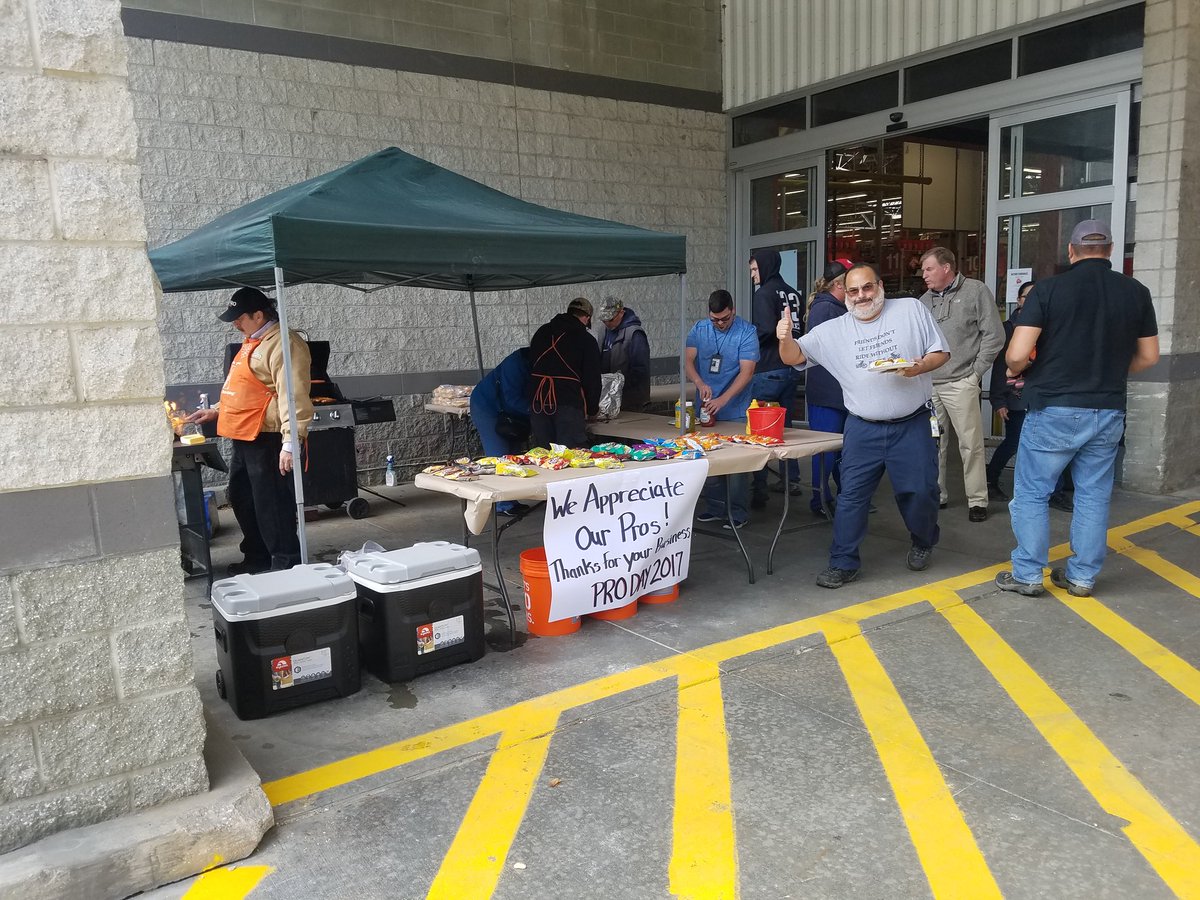 kashi32106's tweet photo. And you know we had to feed them! #TheyFeast #ProDay2017 #FindKnowGro @homedepot2506 https://t.co/pB7YDyacB3