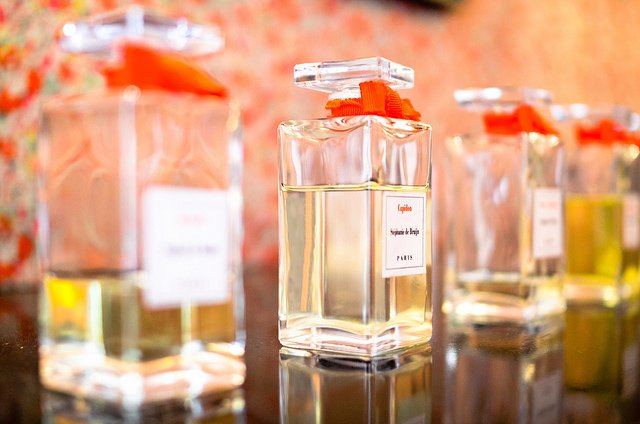 Discover all our essences de parfum visiting our Parisian store or discovering our brand in our international points of sale