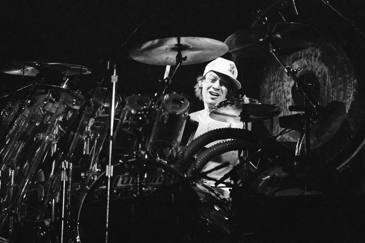 LudwigDrumsHQ's tweet image. Throwback 1986 of Alex Van Halen at the Van Halen 5150 Tour in San Diego, California. #AVHweek #LudwigDrums
📸: bit.ly/2yOSpxA
