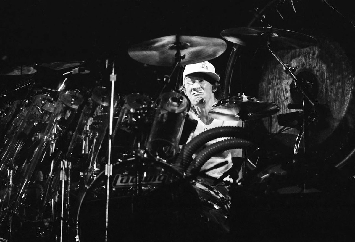 LudwigDrumsHQ's tweet image. Throwback 1986 of Alex Van Halen at the Van Halen 5150 Tour in San Diego, California. #AVHweek #LudwigDrums
📸: bit.ly/2yOSpxA