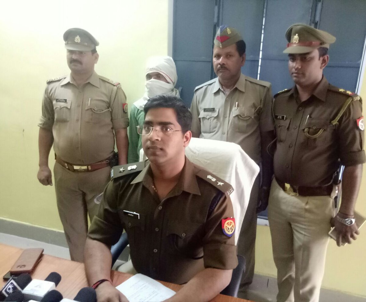 कोतवाली औरैया मर्डर केस का सफल अनावरण कर  प्रेस कान्फ्रेन्स करते पुलिस अधीक्षक औऱैया ।