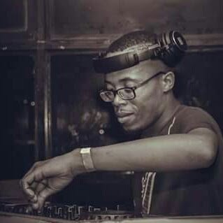 Si_Andi_Lounge's tweet photo. The #DeepHouse Guru mr #RockTheHouse @DeJay_Sweetment will be blessing us with good #HouseMusic #C_AndyOpening come Join us https://t.co/xOdqHwUbxJ