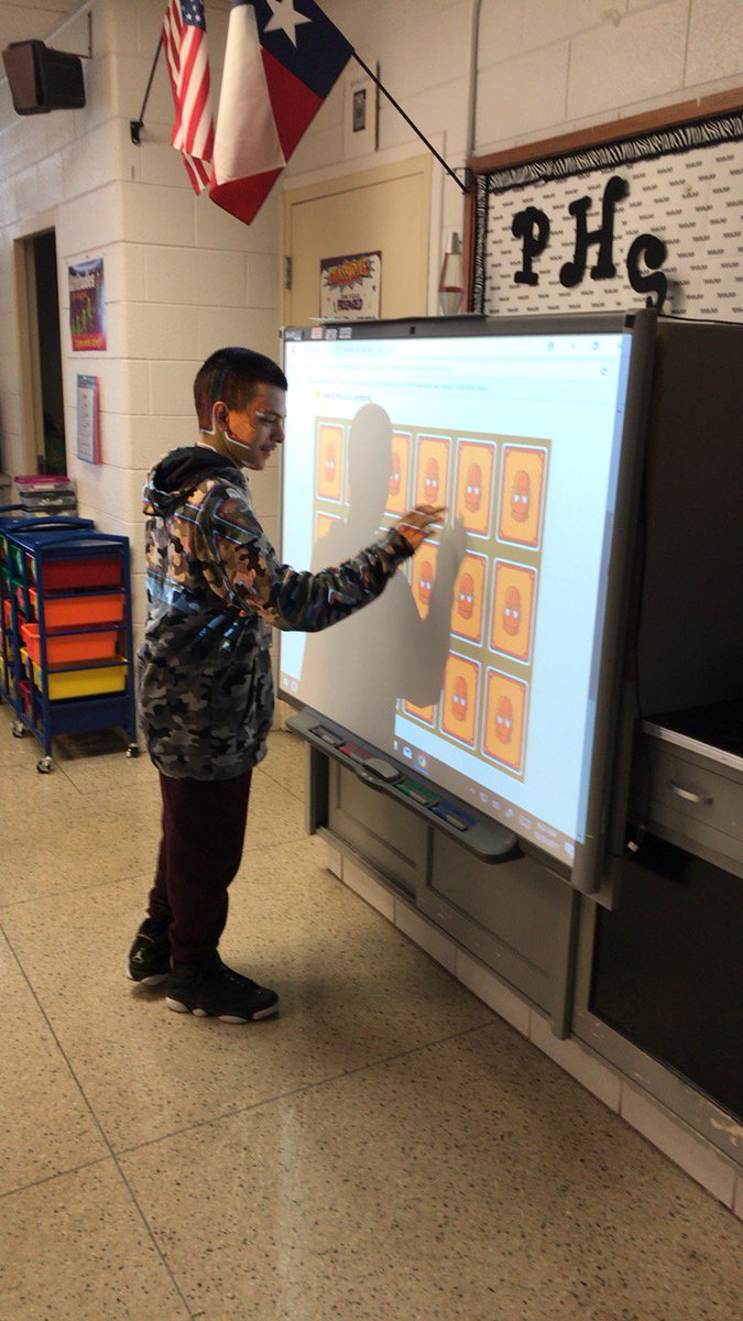 MrsCW_D9's tweet photo. Reviewing our U.S. symbols. BrainPopJr card game. Earning points (class DOJO &amp; stickers) #mojomentum #ectransform #D9KidsRock https://t.co/A0OcdVfEto