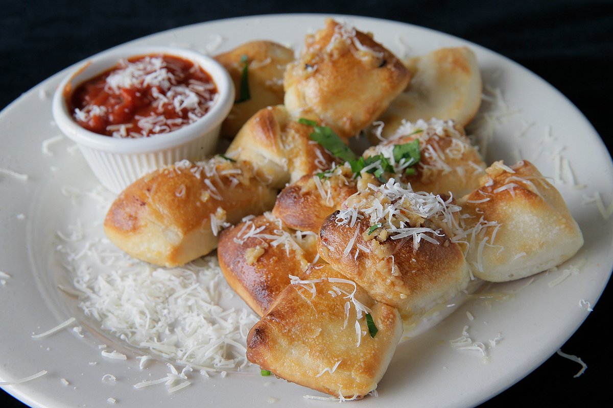 What's knot to love? #garlicknots #lunchtime #dontdisthedeepdish #nola