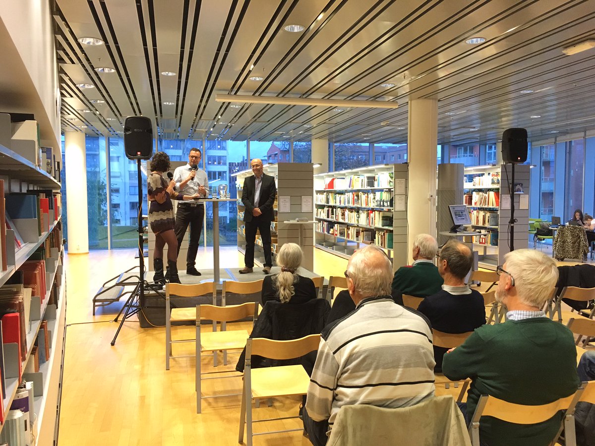 HogskolanHstd's tweet photo. Just nu pågår #viprataromdet, ett samtal om biometri, på stadsbiblioteket i Halmstad. Är övervakning och identifiering tryggt eller läskigt? https://t.co/dpTDN0klRO