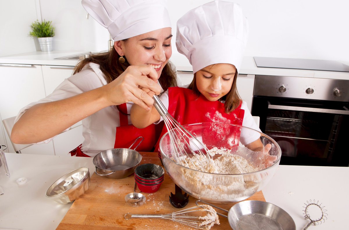 #AD Mamá, ¡atrévete a seguir tus sueños e inspirar a tus niños a crear recetas deliciosas! mamabeaute.com/cocinar-con-ni… #VirginiaCollege #WeAreVC