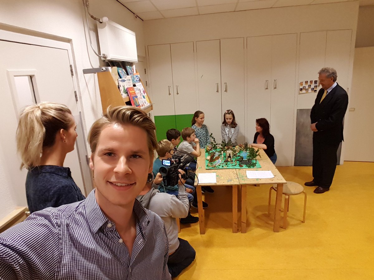 TjerronBoxem's tweet photo. Uitreiking prijs #ontwerpwedstrijd door @dijkgraafbuma : BSO #2samen kabouter in @GemeenteDenHaag wint! #klimaatadaptatie #groenblauw plein https://t.co/vCk4eXX8jt
