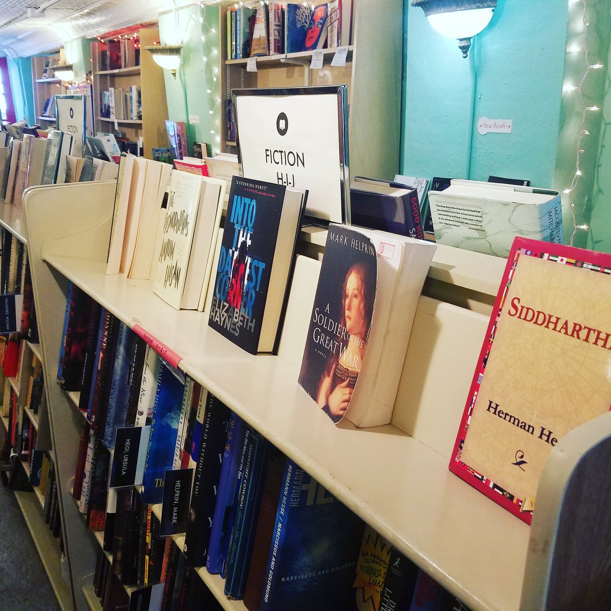 ReddoorRed's tweet image. Also if you see any bookcases you might want, make us an offer! Pay now and pick it up next week!