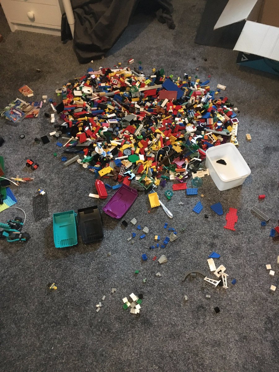 NordicHardware's tweet photo. Krävs inget geni, alla HAJAR det gör ONT att trampa på Lego! Vår inhouse-wizard Linus hittar DOCK nya magiskt LADDADE föreSTÄLLningar! 🧙‍♂️ https://t.co/DwSQaAaXWX