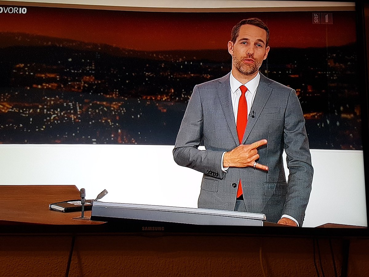 gmarty91's tweet photo. Eine seriöse News-Sendung moderieren und dennoch genug Rock'N'Roll bleiben? @honegger kann das. #10vor10 https://t.co/MifzrBRmsH