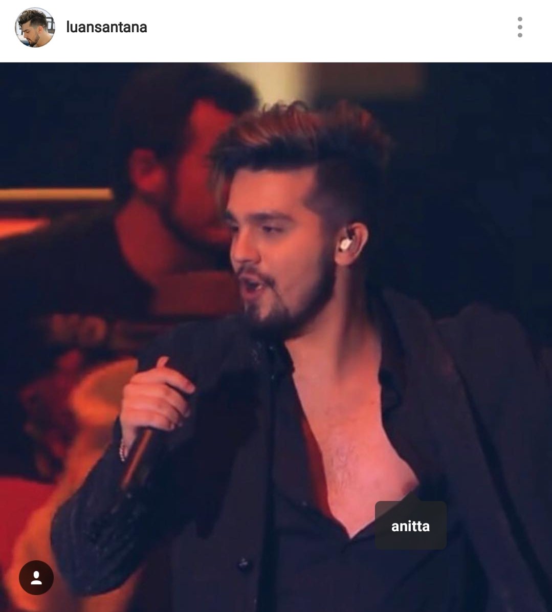 kgsakamoto's tweet photo. Huahua Sem limites da zoeira, o Luan foi lá e marcou a @Anitta no peitinho q ele tbm pagou no #PremioMultishow2017 https://t.co/vaSwhcWPwg