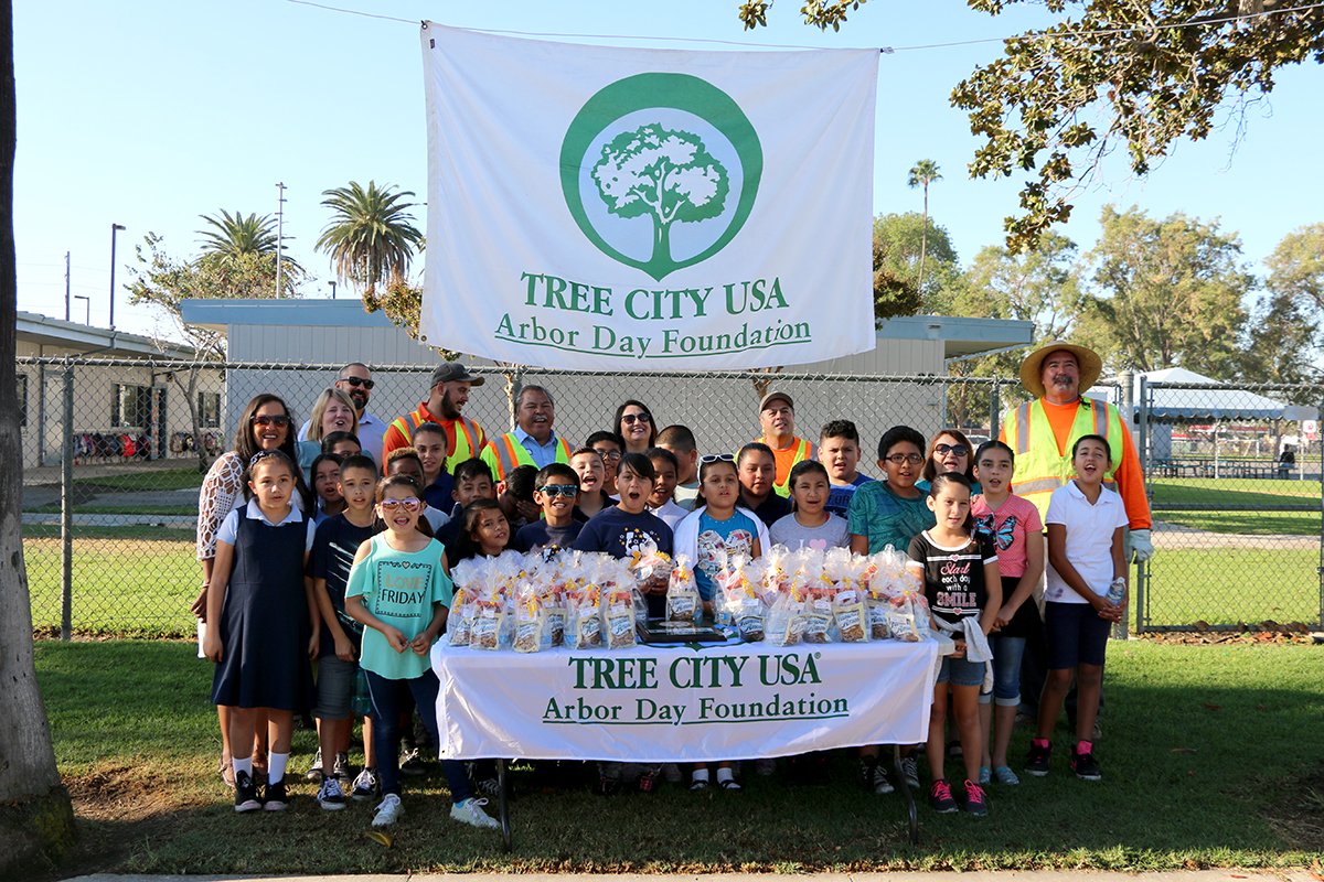 CityofNorwalkCA's tweet photo. Thanks to @ggalvezreyna and #ChavezElementary 5th graders for helping us to make #NorwalkCA a greener place at our #Neighborwoods event. https://t.co/FZXJ7FzE9n
