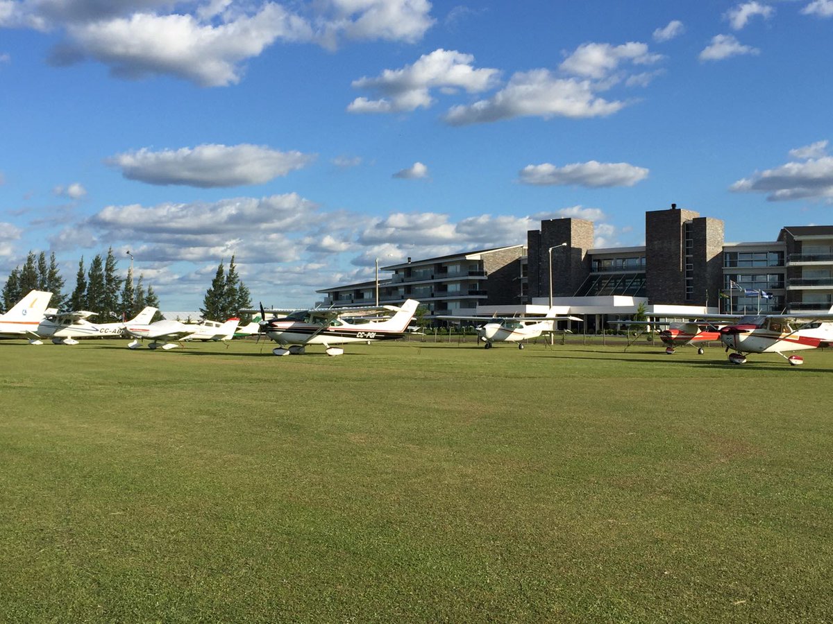 Ahora todo un espectáculo en <a href="/AltosdelArapey/">Altos del Arapey</a> con la llegada del Raid Aeronaútico Internacional con más de 70 aeronaves.