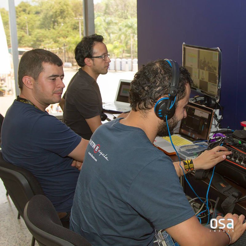 #TBT para recordar al gran equipo que garantizó el éxito de la #transmisión del Salón Colombia <a href="/Cementos_Argos/">ARGOS</a> en el WUF 2014. 📽️
#OsaImagen