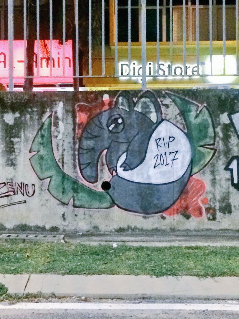 annuarfadzli's tweet image. Night session with homies #riptapir #fastgame #wallpantetberlumut #localspraymcmhanat #harddiskrosak #phonebarai