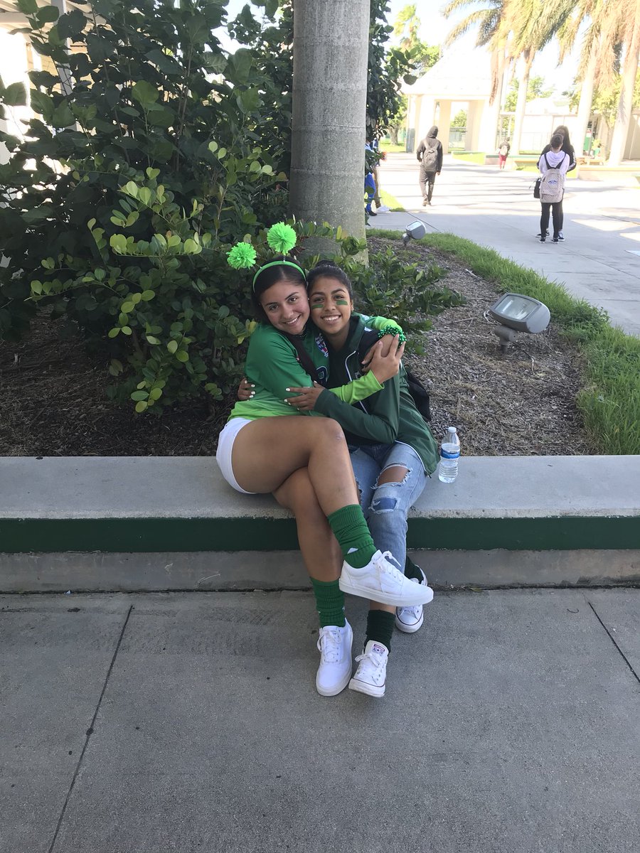 vibeuptitaaa's tweet photo. Day4// Color Wars 💚 #JUN19RS #mcaspiritweek2k17 #HocoWeek17 https://t.co/AQsn0zFFl9