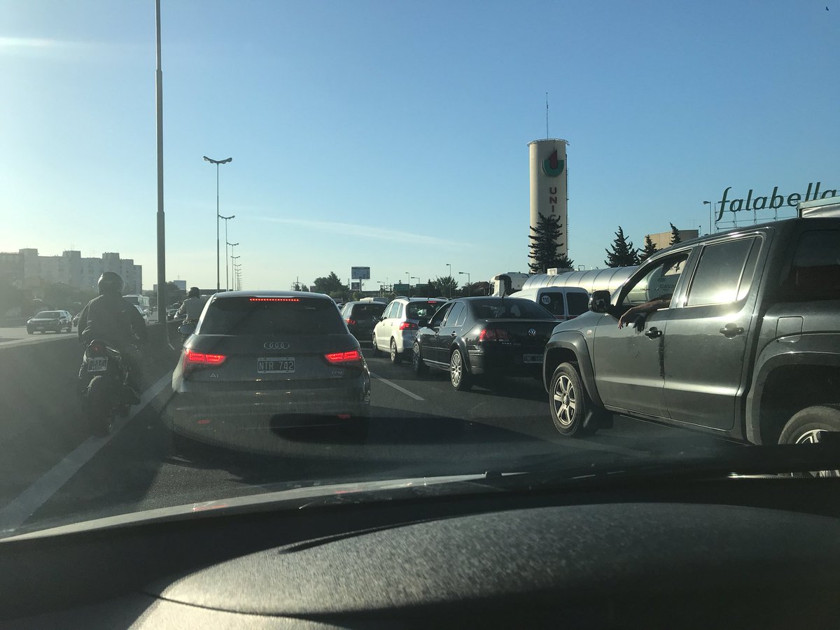 AlertasTransito's tweet photo. #Panamericana muy lenta desde enlace #GralPaz asi esta altura Unicenter 😱😱😱 https://t.co/EIfkZLMIJ7 informa @vacepe77 @lapanaweb