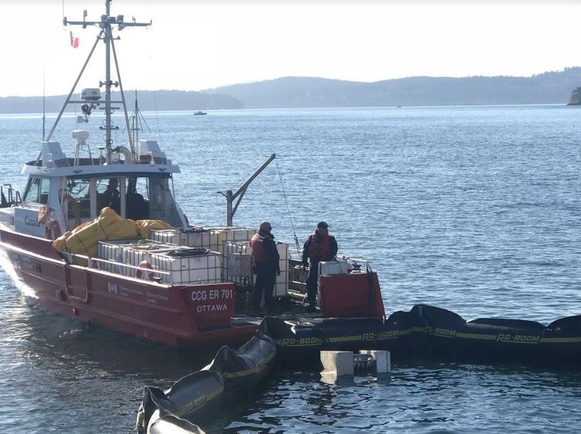 CoastGuardCAN's tweet photo. Exercise in #BC: Working with booms and skimmers, practicing simulated cleanup of pollutants in Cdn waters. #BCEX2017 @MarineResponse https://t.co/q4eU37XaCx