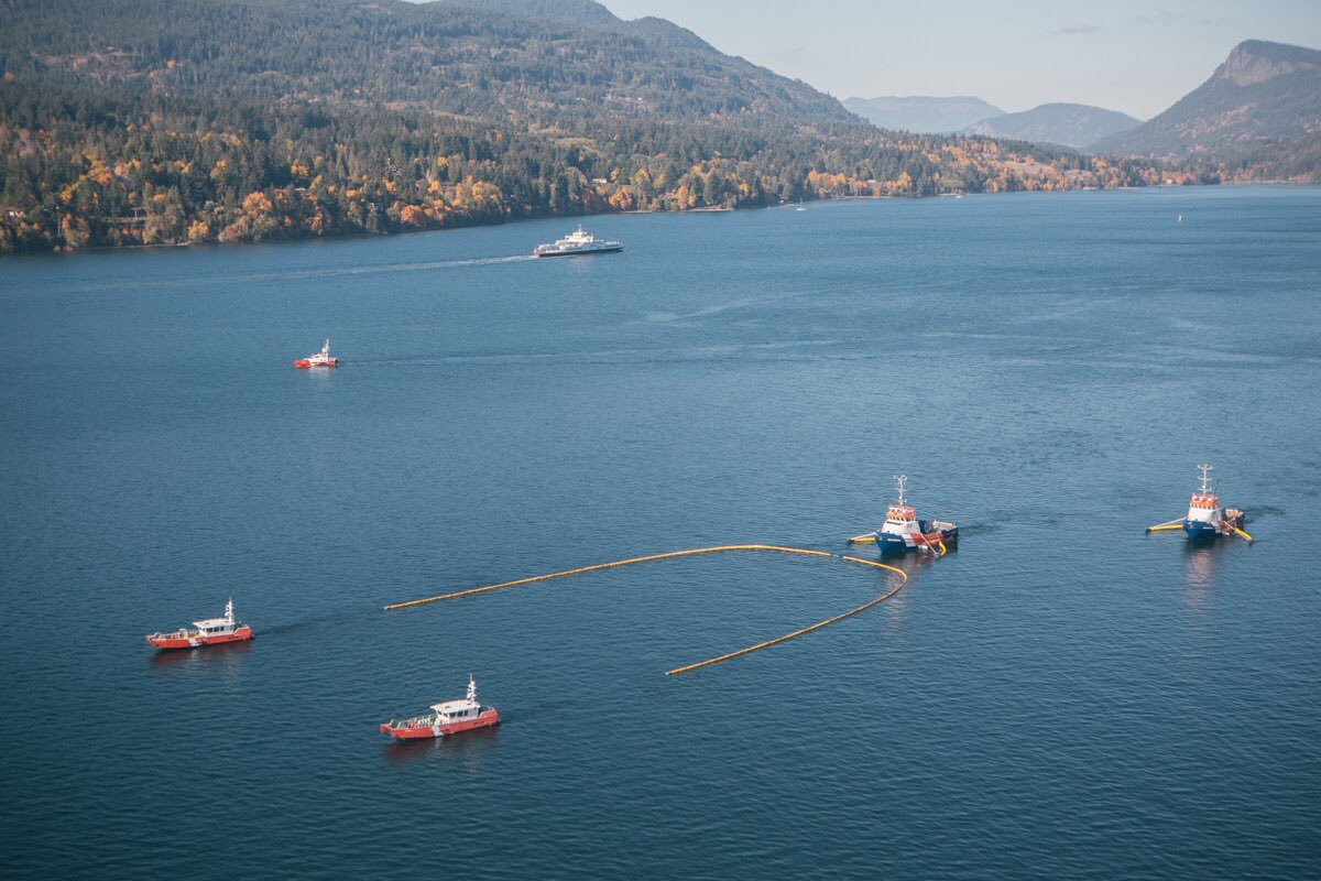 GardeCotiereCAN's tweet photo. Exercice en #CB: On travaille avec des barrages et des récupérateurs, s’entraine à simuler le nettoyage des polluants dans les eaux canadiennes. #BCEX2017 @MarineResponse https://t.co/Y75zjzsKcb