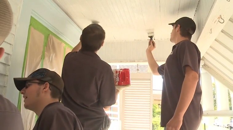 Students volunteer to paint house of soldier deployed to serve in the Middle East bit.ly/2iFpq9m?source… https://t.co/8auoGtLlKT