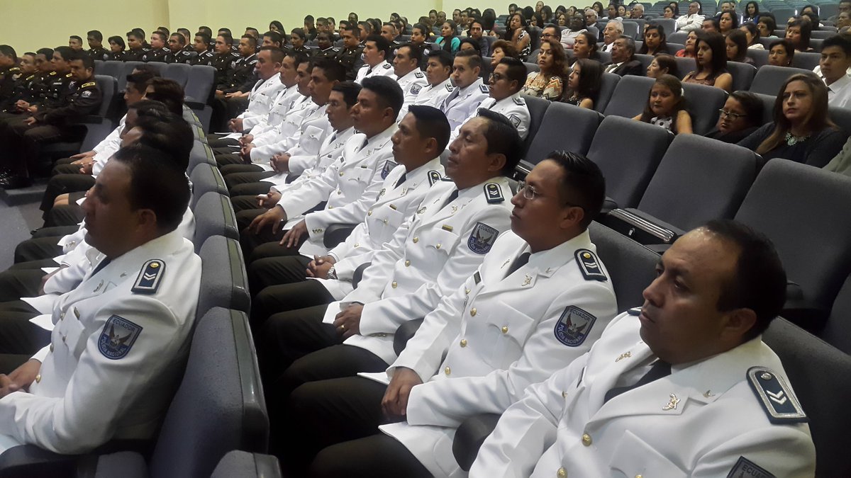 #CrnlGuerrero de #IGPN destaca preparación y ascenso de funcionarios policiales, lo que les compromete a seguir con su labor de seguridad