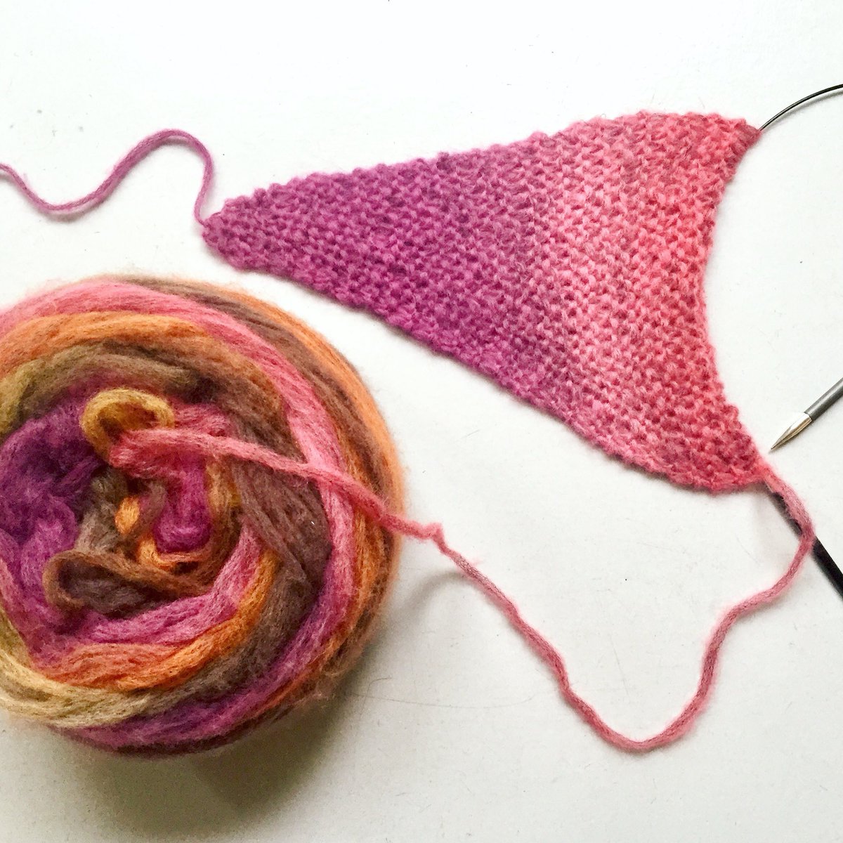 Wat een fijn kleurverloop, heeft de superzachte Rosalba van #langyarns...🍂💕🍁 #rosalba #breien #knitting #breienisfijn #colorlove #yarnlover