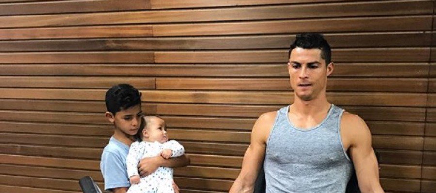 laSextaTV's tweet photo. "Tengo hambre, papá": Esta foto de Cristiano Ronaldo entrenando con sus dos hijos se ha hecho viral https://t.co/uPqWpPUv5L @DeporteslaSexta https://t.co/fcGNRJ2u3C
