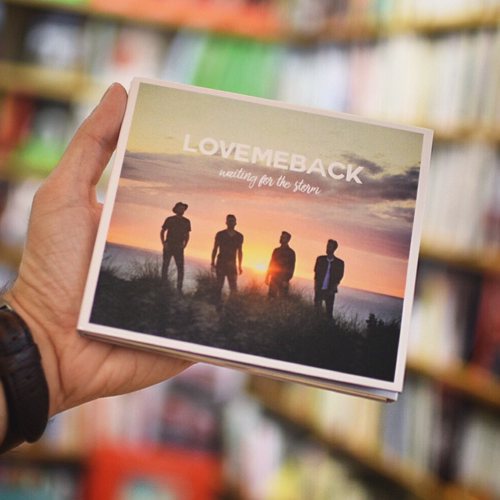 Entre un mar de libros se esconde “Waiting for the Storm”...

Consíguelo en @SnecaSneca (Elche) o en lovemeback.net