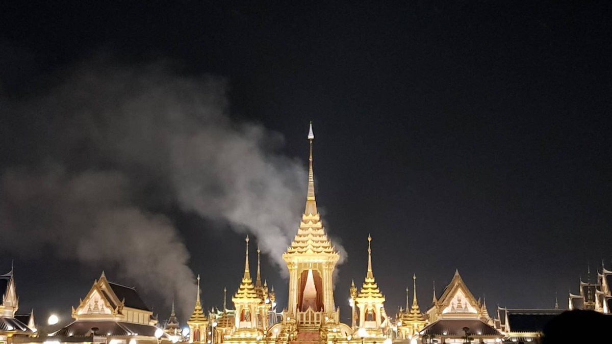 Pannika_FWP's tweet photo. ควันไฟจากพระเมรุมาศ ฉากสุดท้ายอย่างแท้จริงของพระบาทสมเด็จพระปรมินทรมหาภูมิพลอดุลยเดช บรมนาถบพิตร https://t.co/UjYYIZpWQA