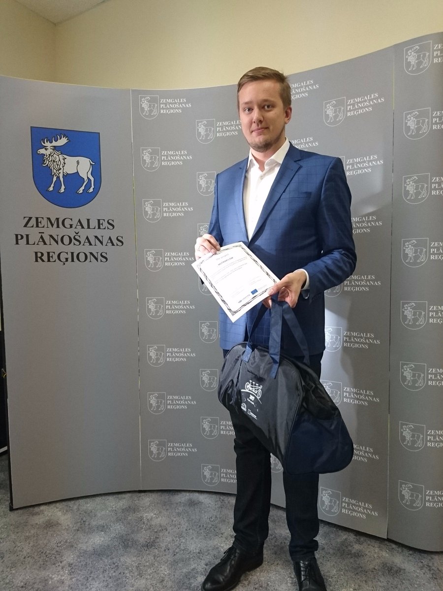 CentralBaltic's tweet photo. @Centralbaltic projekta #Nutrinflow partneris @Zemgale_lv saņem balvu par uzvaru foto konkursā ar smuko Aigara Ieviņa foto. #cb_ecd #cp_lat https://t.co/mPMMf53rfV