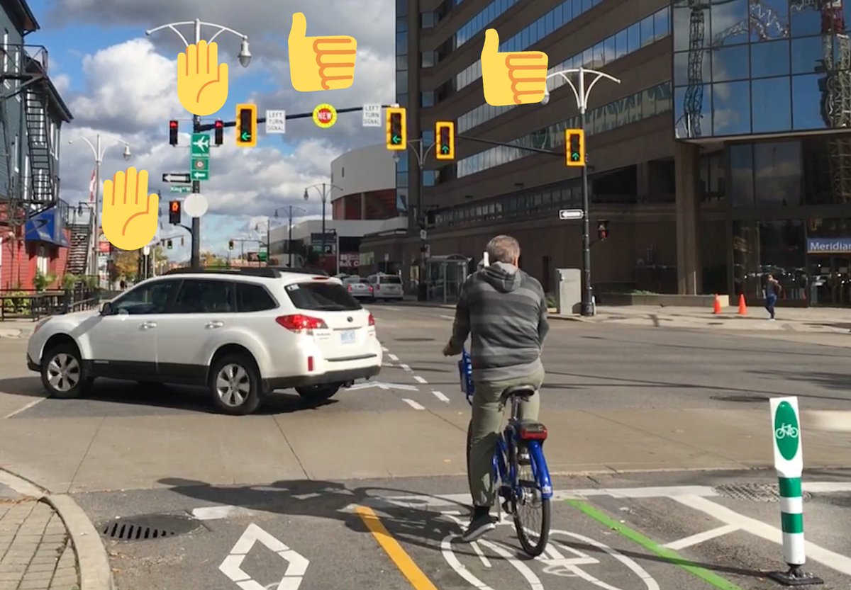 Bay Street bike signals are now active. All users - obey your signals. King St pics: protected green for 🚲🚶🏻‍♀️and left turn phase for 🚗.