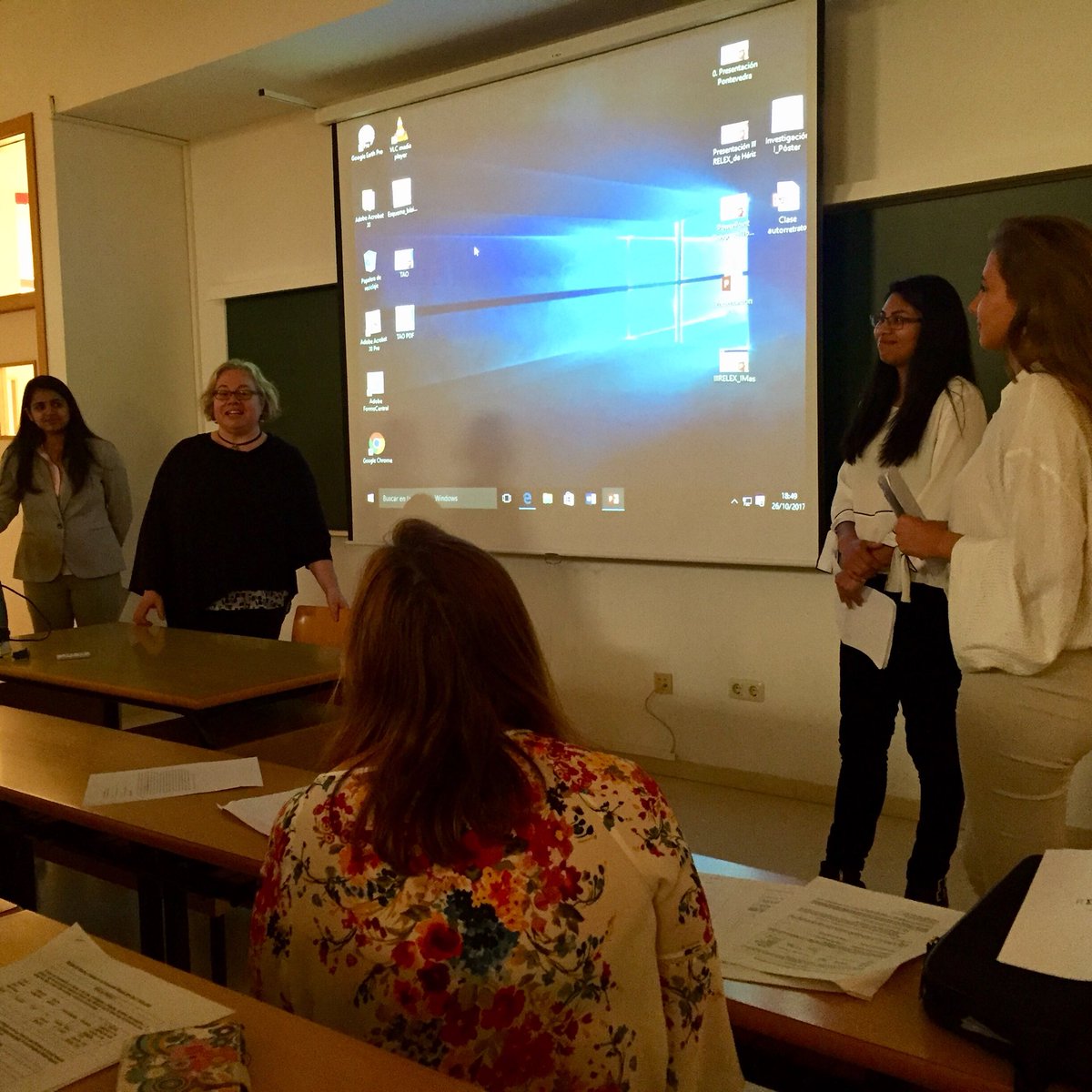 CValcrcel's tweet photo. As alunas do 1º ano #EMLexmundus da @UniversidadeUSC apresentam no #RELEX3 o seu projeto nas aulas com Teté Diaz #orgulho https://t.co/TZk6mmrCso