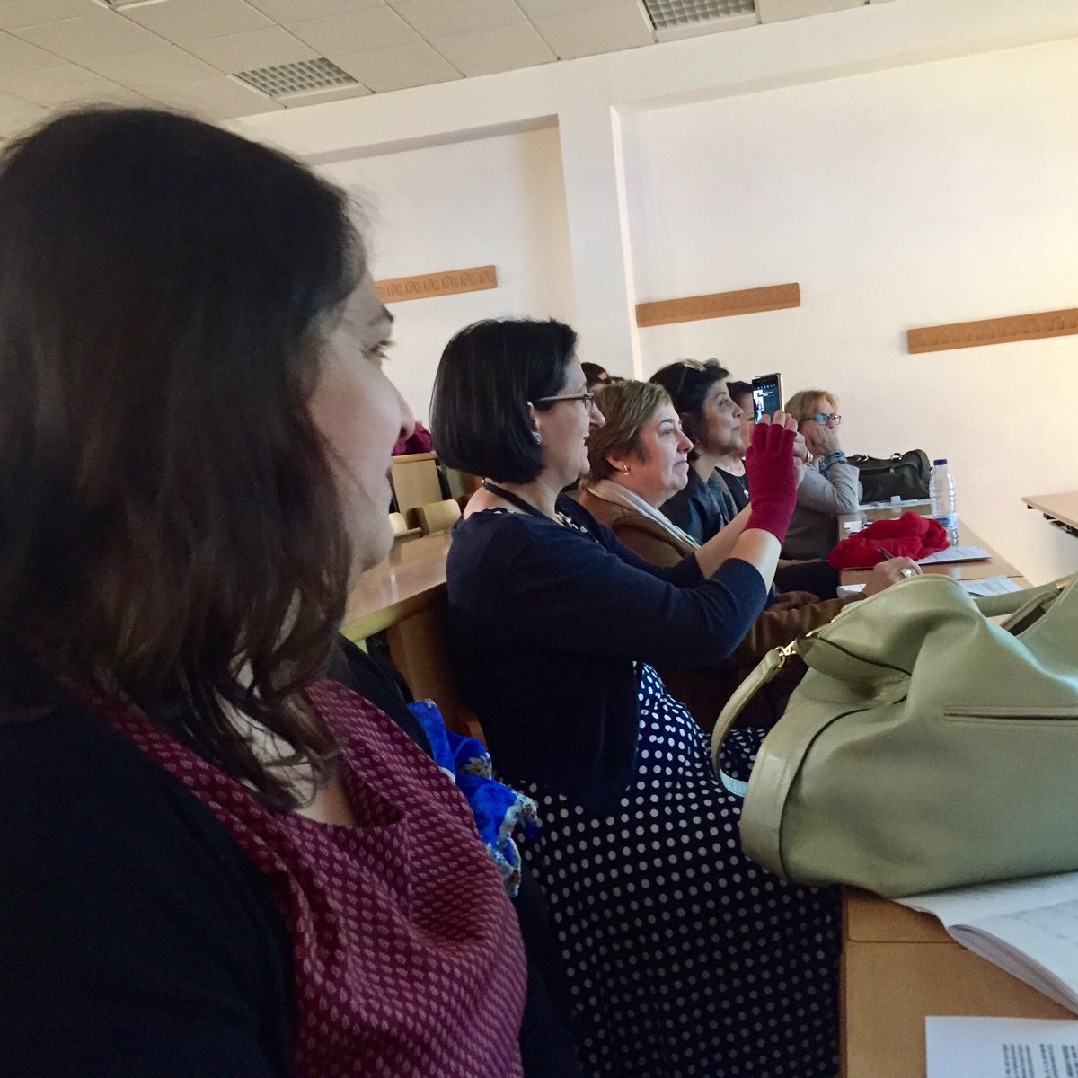 CValcrcel's tweet photo. As alunas do 1º ano #EMLexmundus da @UniversidadeUSC apresentam no #RELEX3 o seu projeto nas aulas com Teté Diaz #orgulho https://t.co/TZk6mmrCso