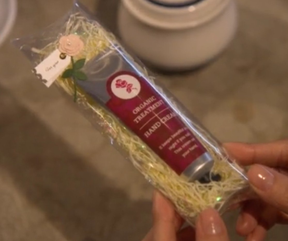 なるトマ Twitterren ハンドクリームといえば ダメな私に恋してください に出てきたハンドクリーム気になってたんだよなぁ ハンドクリームを プレゼントするという発想 全然無かったんだけど ポイント高いプレゼントアイテムなんだと思ったよ で これはどこの