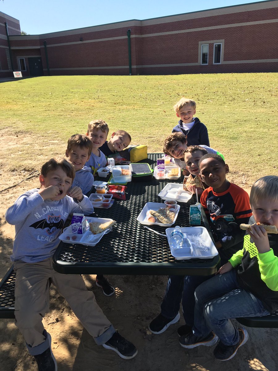 MrsJeffreys108's tweet photo. Lunch outside with an ice-cream treat because we raised money for Tiger Walk! Thank you @TaraOaksPTA !! https://t.co/t3CTXgLWz6