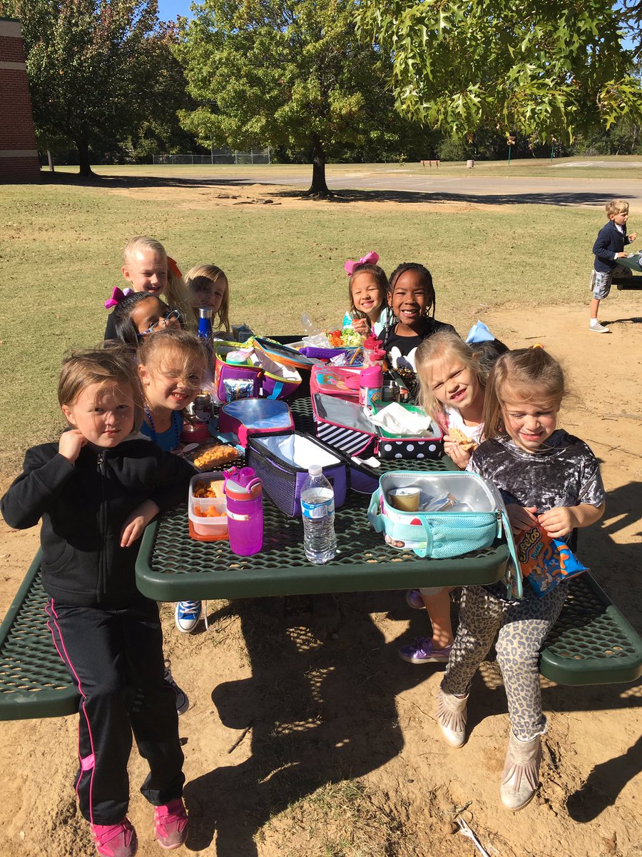 MrsJeffreys108's tweet photo. Lunch outside with an ice-cream treat because we raised money for Tiger Walk! Thank you @TaraOaksPTA !! https://t.co/t3CTXgLWz6