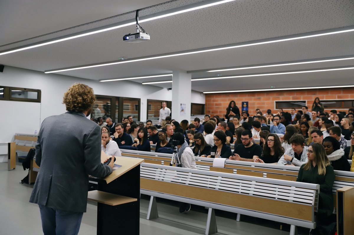 onepoint's tweet photo. .@DavidLayani intervient devant les étudiants de l’école @IONISSTM à l’occasion de sa conférence sur « l’art de diriger » #ConfIonisSTM https://t.co/5HMvwP9oh0