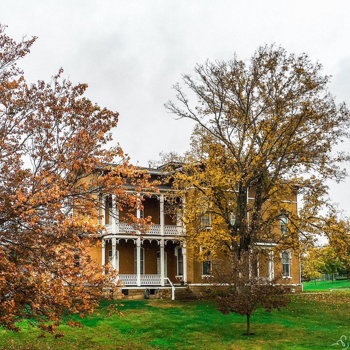 growingupwv's tweet photo. Our work takes us to #Ohio today. Beautiful home in #OldWashington. Would love to know itβs history. https://t.co/AiRK3UQNyi