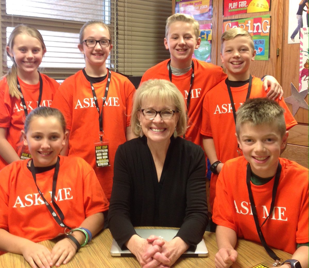 Kelly5Leaders's tweet photo. We're thankful for Mrs. Blake giving us an opportunity to be Twitter student leaders. #kellythankfulthursday #learningatkelly https://t.co/DxtWJk5uMq