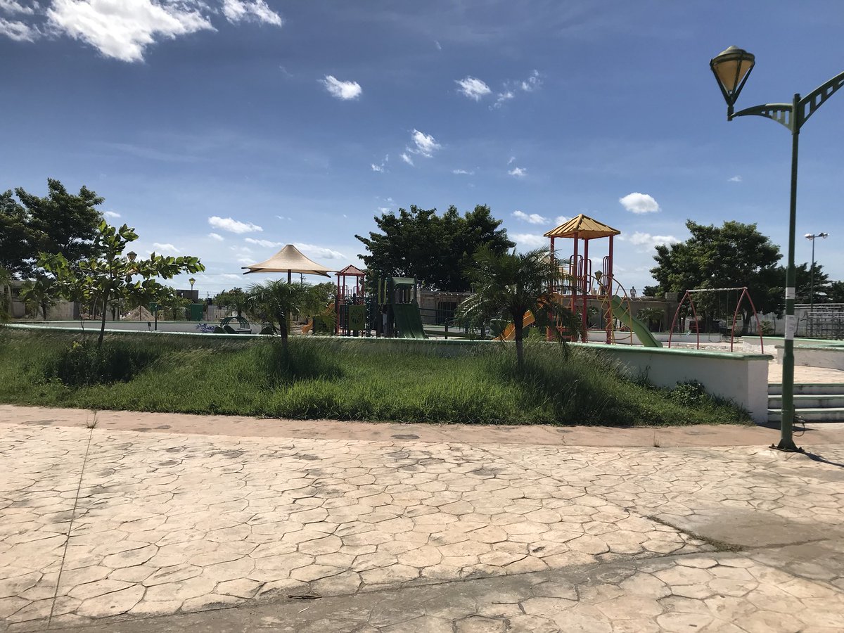 fabiobar10's tweet photo. Siglo XXI lleno de baches, basura y de monte @Edgarr_Hdez @AyuntCampeche @alitomorenoc @alumbrado_cam https://t.co/YUpgLpKTWH
