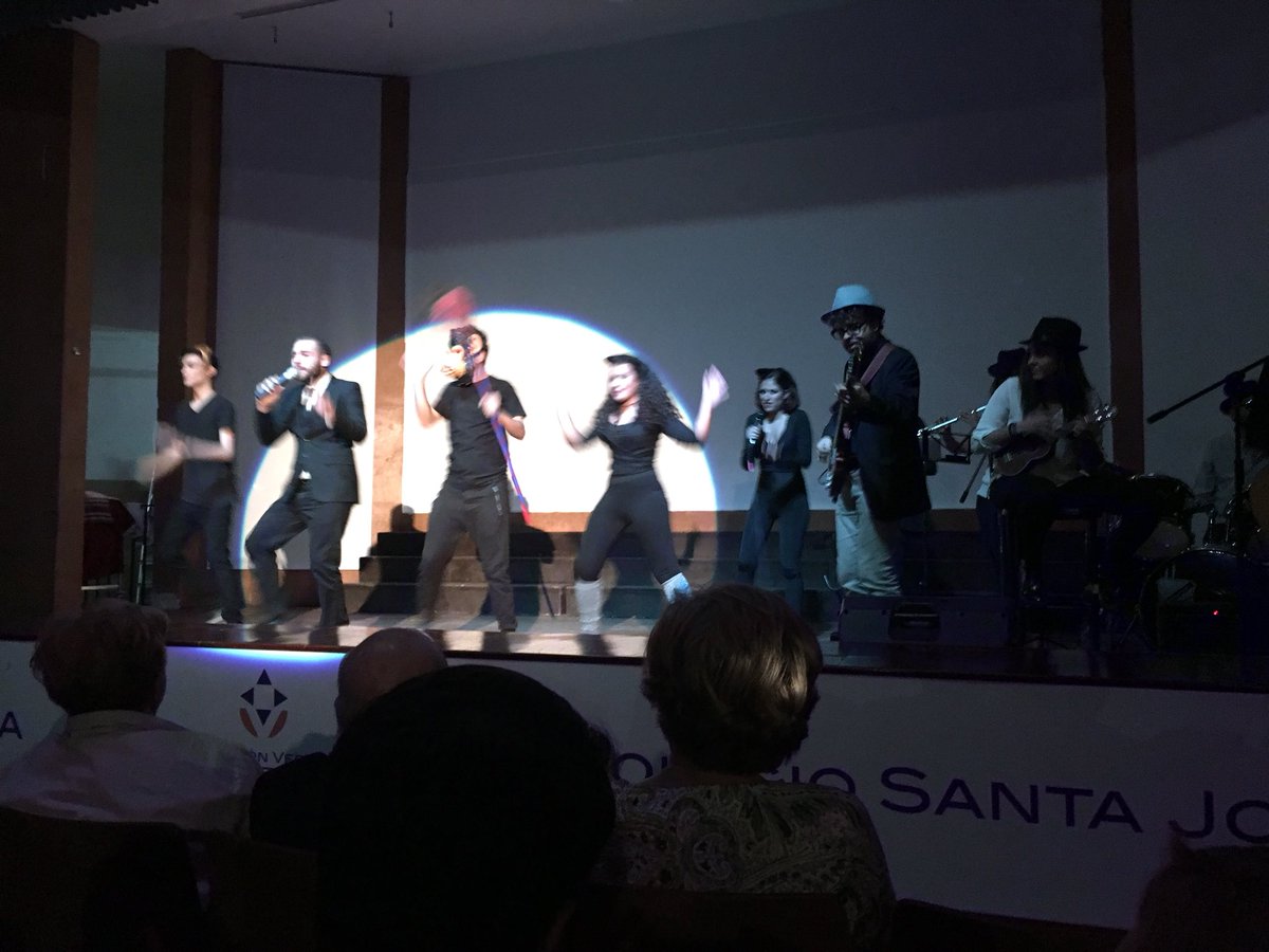 Genial la presentación del acto de <a href="/Vedrunacine/">EscuelaSummersVedruna</a>. Mucho talento hay entre el profesorado y el alumnado Vedruna. #somosvedruna #somosdecine