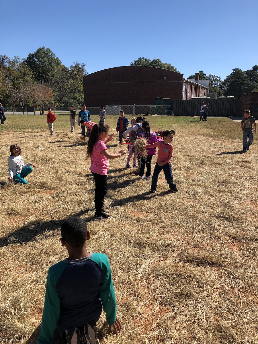 MrsMcKillop's tweet photo. @SedgeGardenES admin is eating lunch and playing with our #Bowtiebehavior Q1 kids during their extra recess! #wsfcscv https://t.co/YBrZV1NKnV