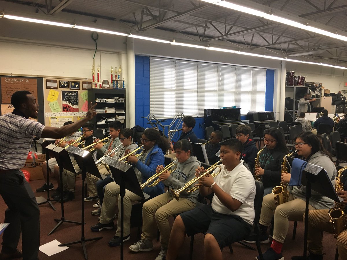 HamiltonMS1's tweet photo. So much band! Music education is important to a well rounded education. #Music #AAI #huskies https://t.co/nqeUlqMsgz