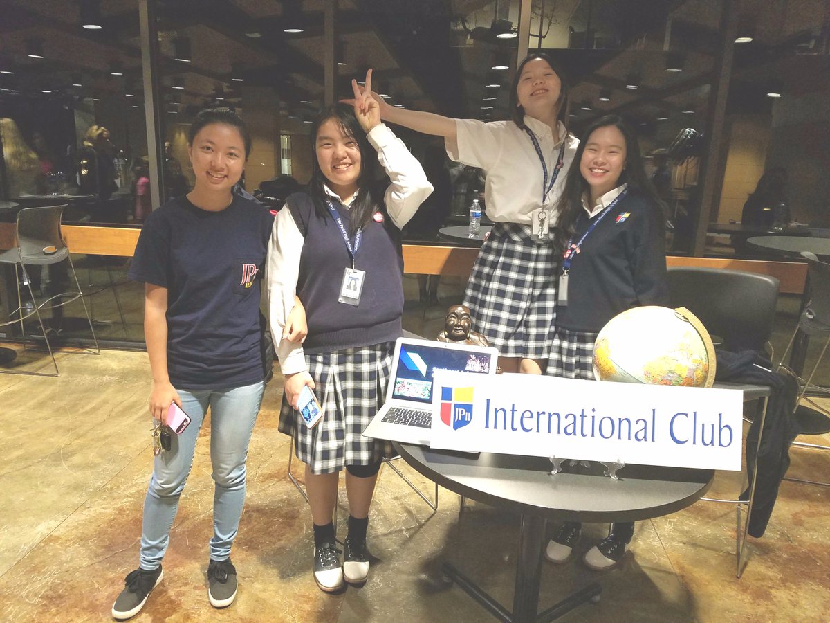JPIIHS_IntClub's tweet image. International members volunteering at Open House &amp;amp; one of the founding members, Ruiqing Song, dropped by to say hello. What a fun night!