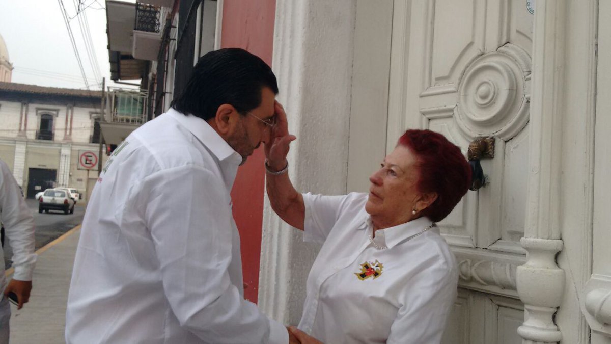 lgarangome's tweet photo. #sonidosdeotromundo @pamelafreydell pedir la bendición a la mamá https://t.co/2vIAq8dYqm