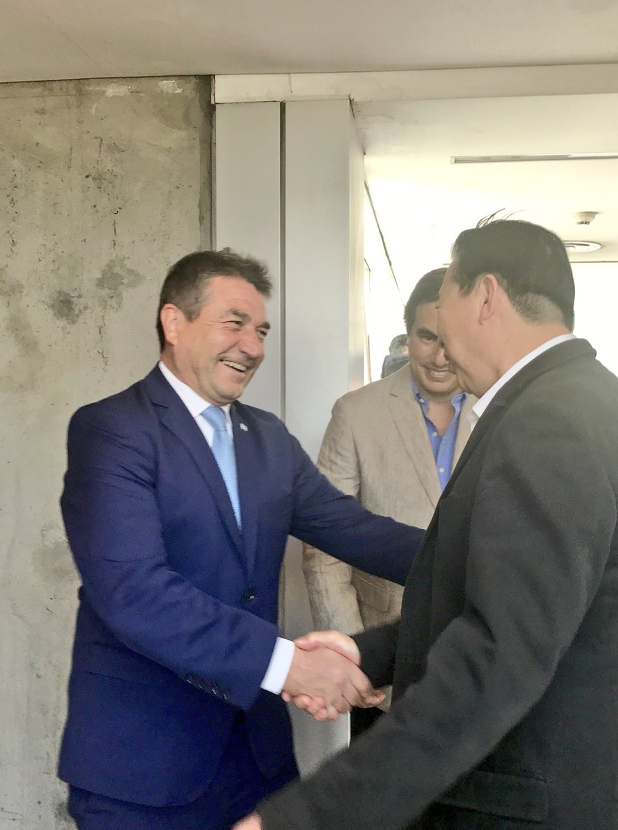 Los Jefes #PFA Nestor RONCAGLIA y de la <a href="/SeguridadPSA/">POLICÍA DE SEGURIDAD AEROPORTUARIA</a> Alejandro ITZCOVICH recibiendo al Presidente de <a href="/INTERPOL_HQ/">INTERPOL</a>  MENG Hongwei
