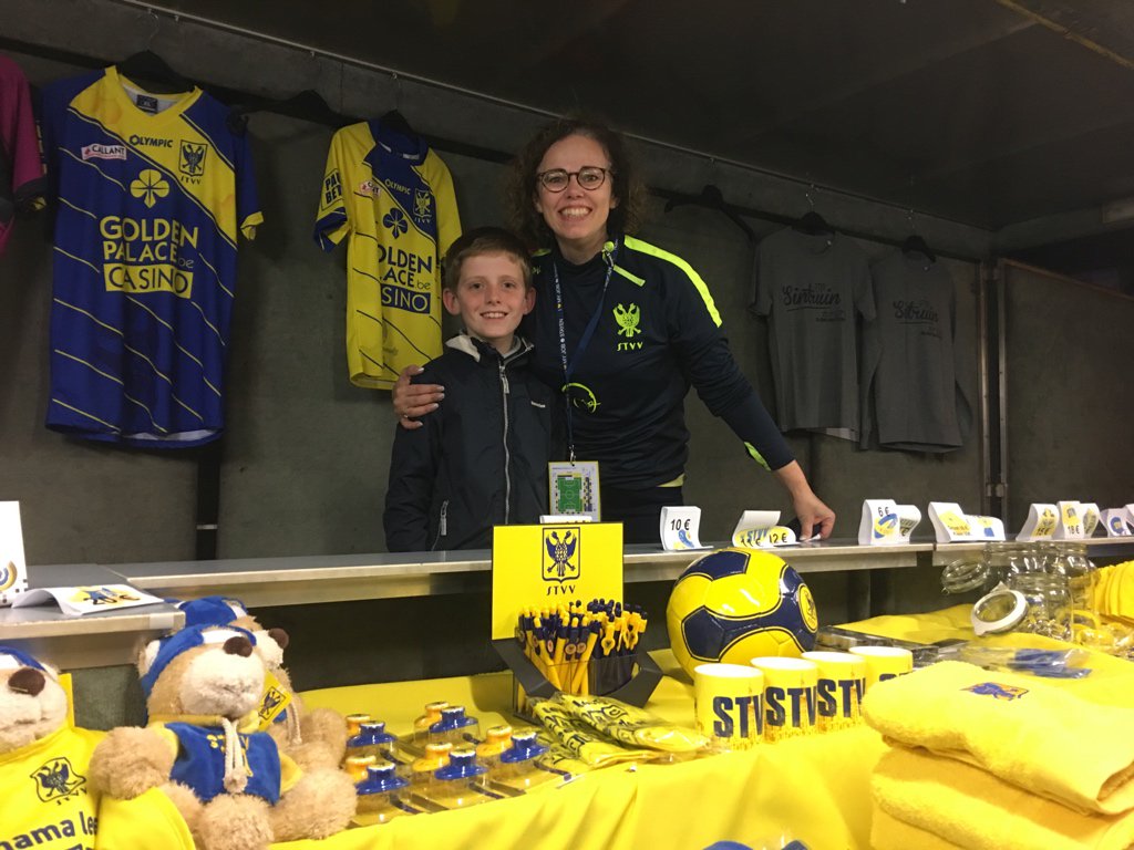 _edots_'s tweet photo. De Jeugd van #STVV verkoopt merchandising in hun marktwagen aan de oost-tribune! https://t.co/G8HrskItUC